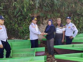 Dishub Konut Salur Bantuan Puluhan Unit Kapal Kepada Petani Kebun Yang Tinggal di Pesisir Sungai