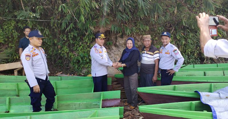 Dishub Konut Salur Bantuan Puluhan Unit Kapal Kepada Petani Kebun Yang Tinggal di Pesisir Sungai