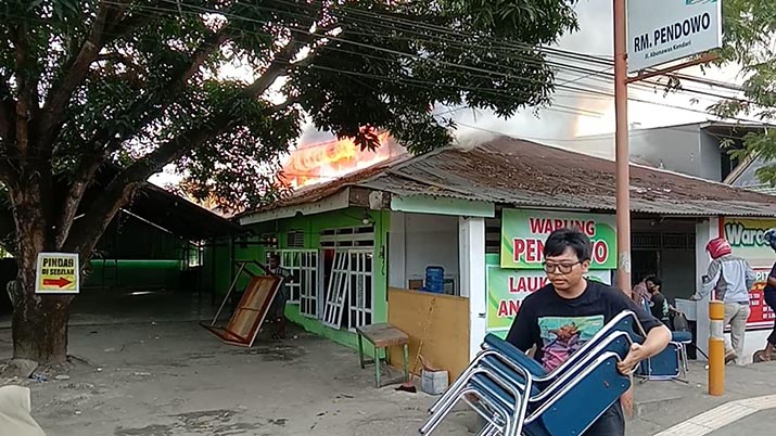 Rumah Makan Pendowo Kendari Terbakar