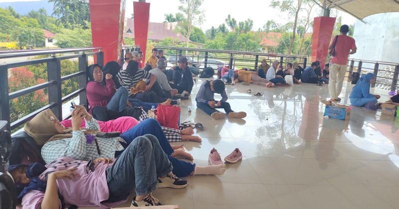 Polemik Lahan Tambang PT CDSM, Masyarakat Kembali Duduki Kantor Bupati