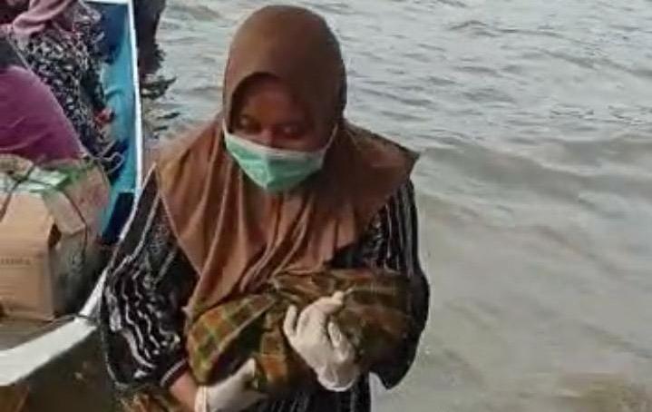 Aksi Heroik Bidan Pesisir Bantu Persalinan Selamatkan Ibu Hamil Diatas Perahu