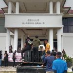 Puluhan Masa Gelar Demonstrasi di Kantor DPRD Tolak Rencana Pembangunan Smelter di Amonggedo