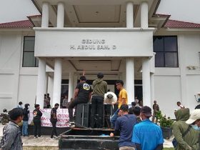 Puluhan Masa Gelar Demonstrasi di Kantor DPRD Tolak Rencana Pembangunan Smelter di Amonggedo