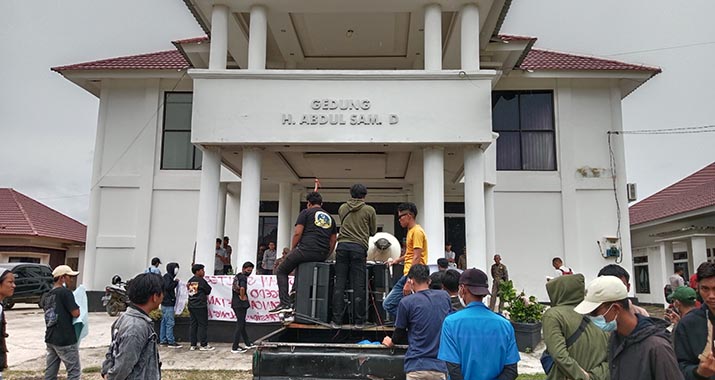 Puluhan Masa Gelar Demonstrasi di Kantor DPRD Tolak Rencana Pembangunan Smelter di Amonggedo