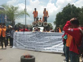 Puluhan KBM UHO Unjuk Rasa di Polda Sultra Tuntut Cabut IUP OP PT GKP Dan Menolak Masuknya Tambang