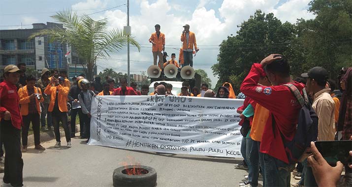 Puluhan KBM UHO Unjuk Rasa di Polda Sultra Tuntut Cabut IUP OP PT GKP Dan Menolak Masuknya Tambang