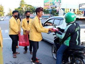 Berkah Ramadhan, Mahasiswa Hindu di Kendari Berbagi Takjil Kemasyarakat