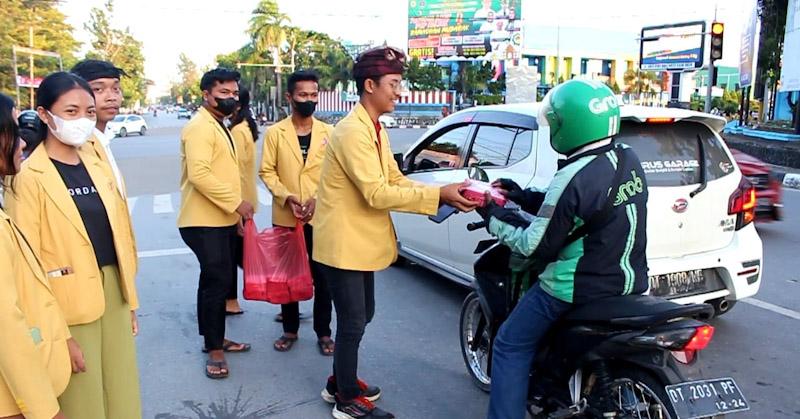 Berkah Ramadhan, Mahasiswa Hindu di Kendari Berbagi Takjil Kemasyarakat