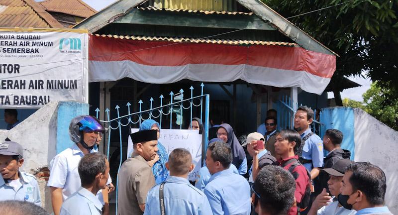 Dewan Pengurus Serikat Pekerja PDAM Baubau Gelar Aksi Tuntut Gaji Karyawan Belum Terbayarkan