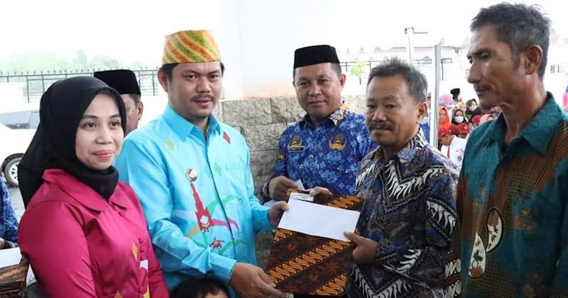 Pimpin Upacara Hardiknas Tahun 2023, Gubernur Serahkan SK Pengangkatan 19 Guru SMA di Kendari