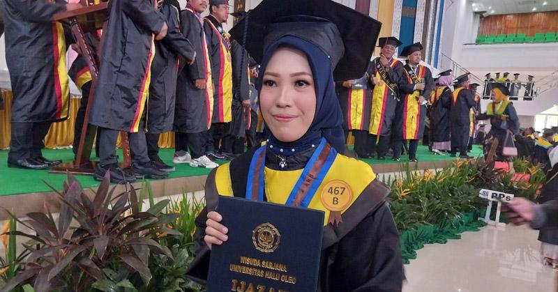 Putri Asal Konawe Elfiana Seti Jadi Wisudawan Terbaik UHO Kendari