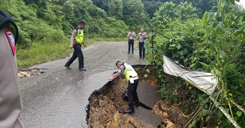 Jalan Provinsi Penghubung Konsel- Bombana Longsor