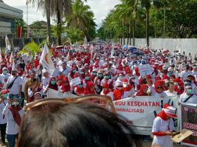 Ratusan Nakes Kota Kendari Gelar Aksi Tuntut Hentikan Pembahasan RUU Kesehatan Omnibus Law