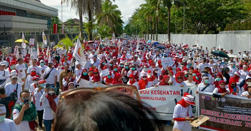 Ratusan Nakes Kota Kendari Gelar Aksi Tuntut Hentikan Pembahasan RUU Kesehatan Omnibus Law