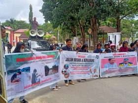 Masyarakat Lalembu Konsel Geruduk Kantor Gubernur Sultra, Tagih Janji Ali Mazi