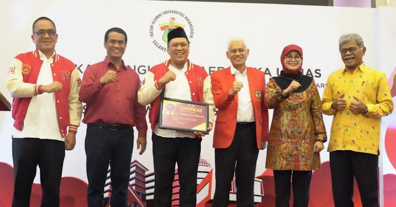 Bupati Konut Peroleh Ke 4 Kalinya Gelar Alumni Kehormatan IKA Unhas Oleh Mantan Menteri Pertanian