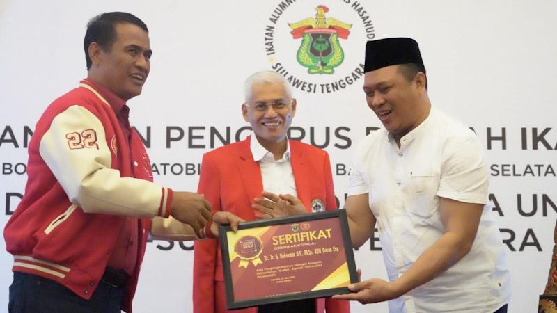 Bupati Konut Peroleh Ke 4 Kalinya Gelar Alumni Kehormatan IKA Unhas Oleh Mantan Menteri Pertanian