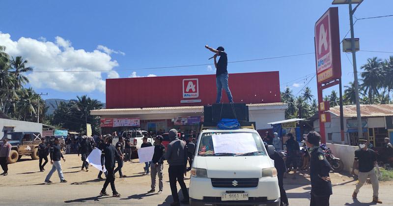 Gelombang Massa Demo PT Antam di Konut Menutup Jalan Umum