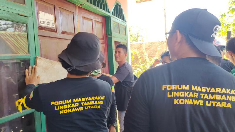 Ratusan Massa Aksi Berhasil Segel Paksa Kantor PT Antam Konut, Barang Inventaris Dikeluarkan