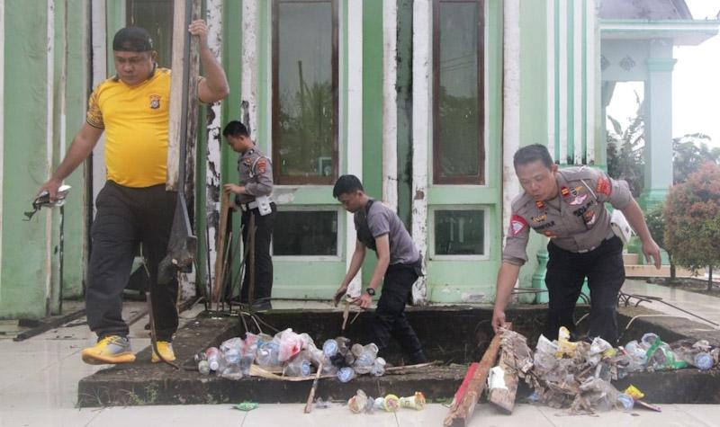 Sambut Hari Bhayangkara Ke 77, Polres Konut Gelar Baksos di Rumah Ibadah