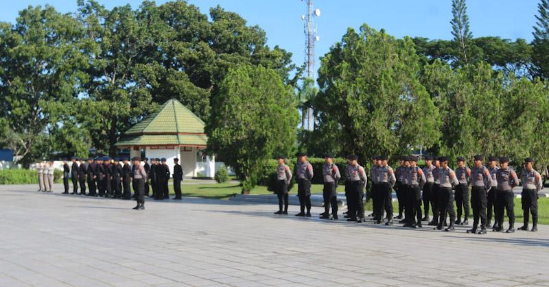 Peringati Hari Bhayangkara Ke-77, Kapolda Sultra Ziara di TMP Watubangga