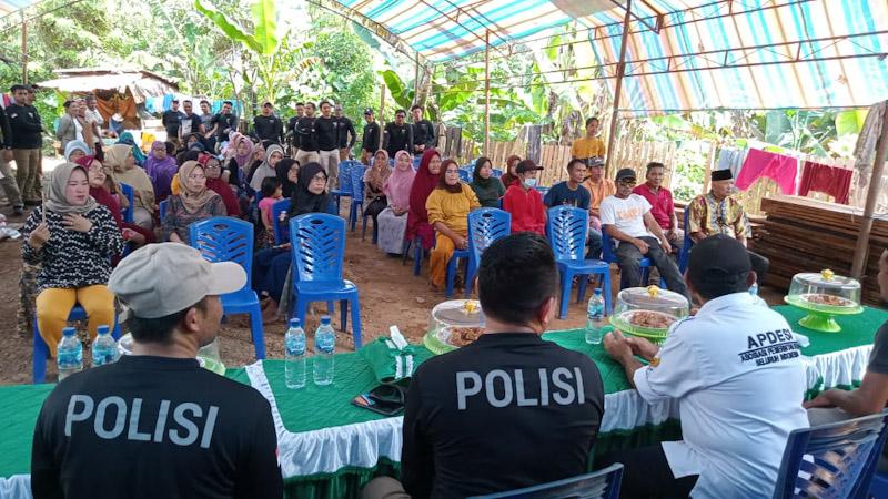 Peringati Hari Bhayangkara, Ditreskrimsus Polda Sultra Berbagi Sembako Kepada Warga di Konut
