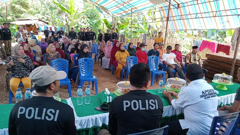 Peringati Hari Bhayangkara, Ditreskrimsus Polda Sultra Berbagi Sembako Kepada Warga di Konut 
