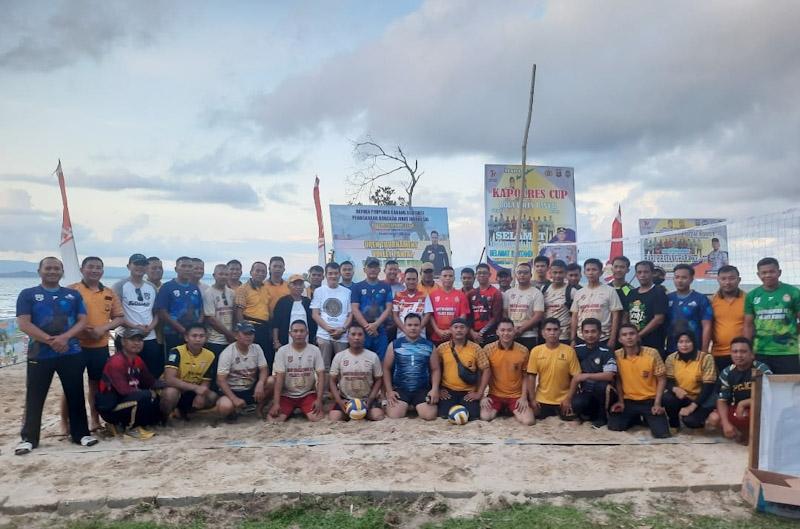 Bersama Ketua KONI, Kapolres Konut Tutup Turnamen Volly Pantai 
