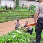 Bersama Personilnya, Kapolres Konut Lakukan Pembersihan Sampah di Bantaran Sungai