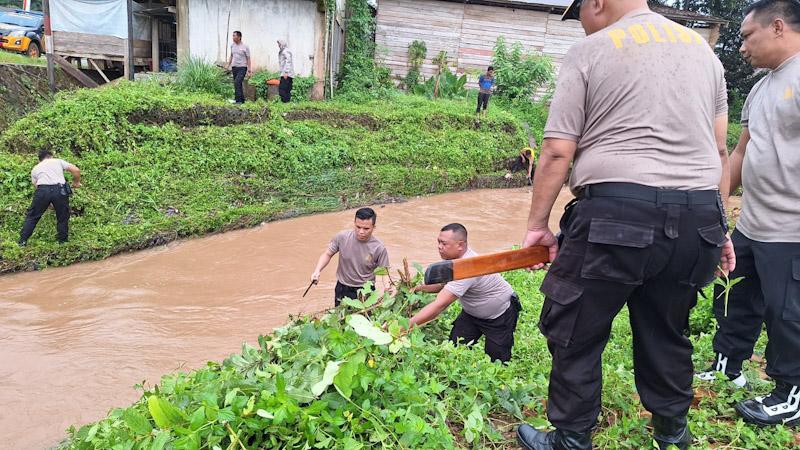 Bersama Personilnya, Kapolres Konut Lakukan Pembersihan Sampah di Bantaran Sungai