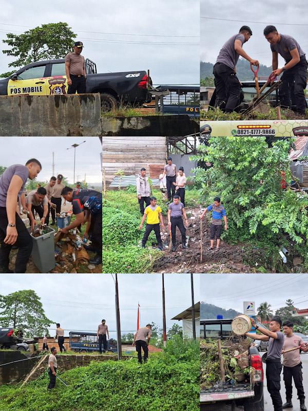 Bersama Personilnya, Kapolres Konut Lakukan Pembersihan Sampah di Bantaran Sungai
