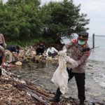 Puluhan Personel Polres Buton Bersama Masyarakat Gelar Aksi Bersih-Bersih Sampah