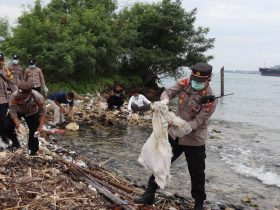 Puluhan Personel Polres Buton Bersama Masyarakat Gelar Aksi Bersih-Bersih Sampah