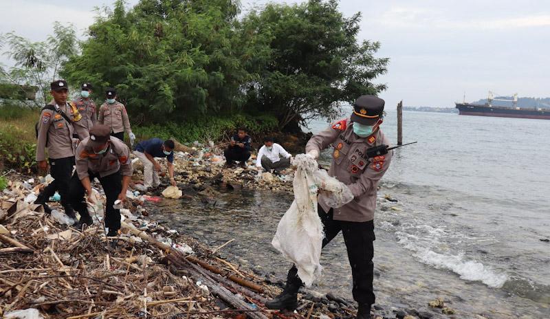 Puluhan Personel Polres Buton Bersama Masyarakat Gelar Aksi Bersih-Bersih Sampah
