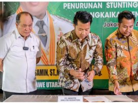 Bupati Konut saat menyaksikan penandatanganan kerjasama MoU PT NIS, PT ISN dan 17 pemilik IUP