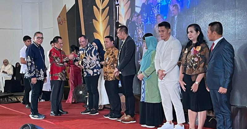 Peduli UMKM, Anton Timbang Diganjar Penghargaan