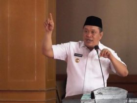 Bupati Konut Ruksamin Berikan Bantuan Beasiswa Kepada Mahasiswa Konut