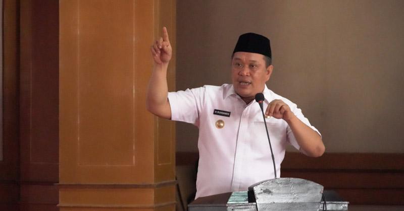 Bupati Konut Ruksamin Berikan Bantuan Beasiswa Kepada Mahasiswa Konut