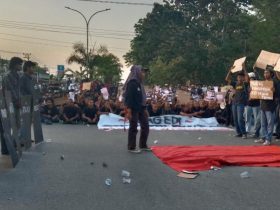 Peringati Empat Tahun Randi Dan Yusuf, KBM Tehnik UHO Gelar Tetrikal di Polda Sultra