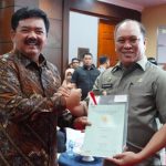 Wakili Masyarakatnya, Bupati Konut Terima Sertifikat Tanah Dari Menteri ATR/BPN