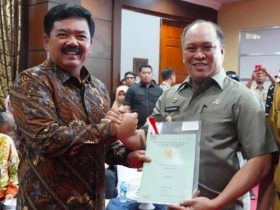 Wakili Masyarakatnya, Bupati Konut Terima Sertifikat Tanah Dari Menteri ATR/BPN