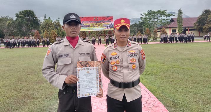 Ahad Fauzy Mendapat Penghargaan Adi Laksana Dari Pendidikan Dhasbara Polda Sultra