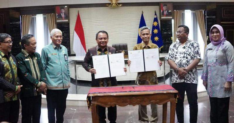 Pemprov Resmi Menyerahkan Dana Hibah Pilgub 2024 Senilai Rp50,1 Miliar