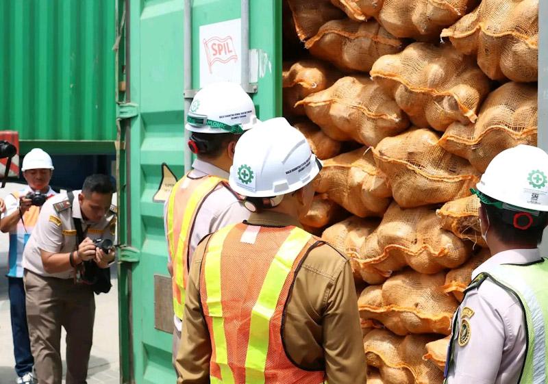 Perdana, Sultra Ekspor 646 Ton Kelapa Bulat Sultra Ke China