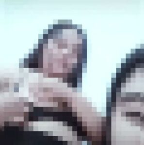 Viral! Gadis ABG Pemer Payudara Saat Live di Instagram