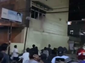 Seorang Lelaki di Baubau Nekat Bergelantungan di Kabel Listrik Hanya Pakai Celana Dalam