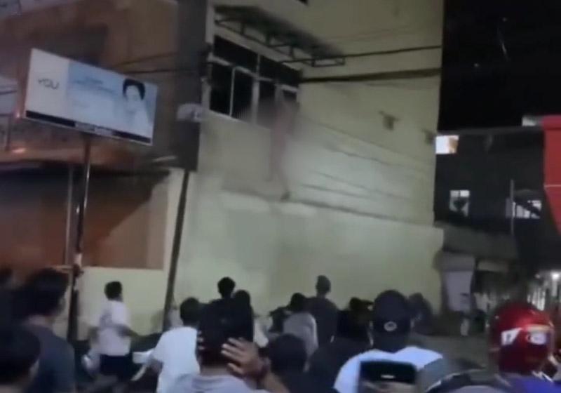 Seorang Lelaki di Baubau Nekat Bergelantungan di Kabel Listrik Hanya Pakai Celana Dalam