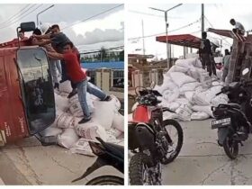 Diduga Akibat Jalan Rusak, Mobil Truk Bermuatan Pupuk di Kolaka Terbalik