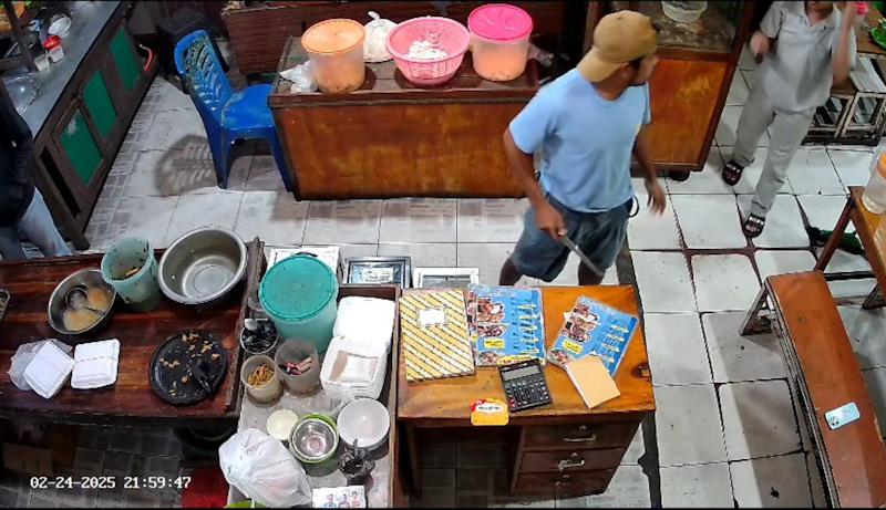 Seorang Pria Nekat Mengamuk Membawah Sajam Diwarung Makan di Kota Kendari