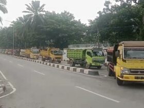 Puluhan Mobil Drum Truk Geruduk Kantor DPRD Sultra